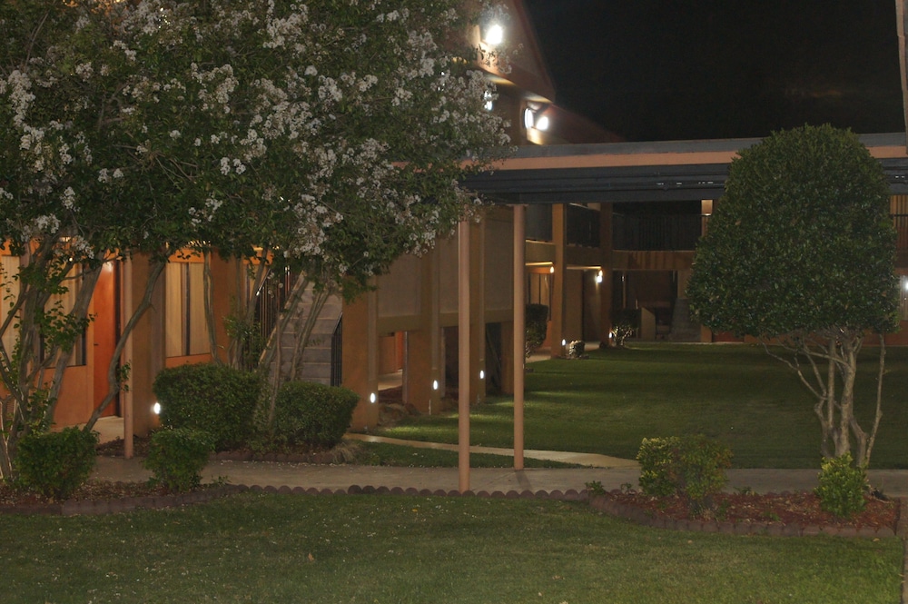 Days Inn by Wyndham Durham Near Duke University - photo 88