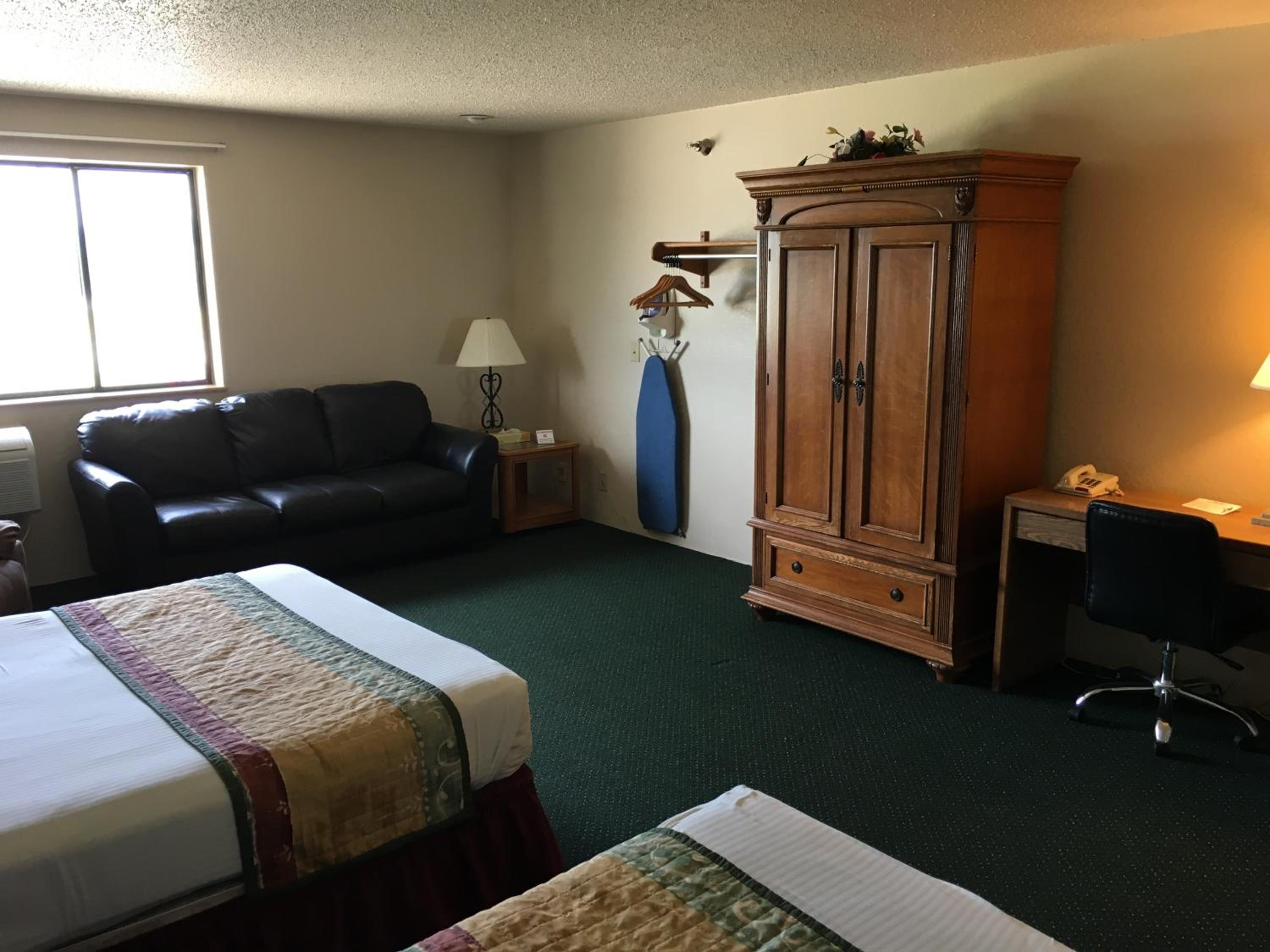 Cassville Four Seasons Inn & Suites - photo 7