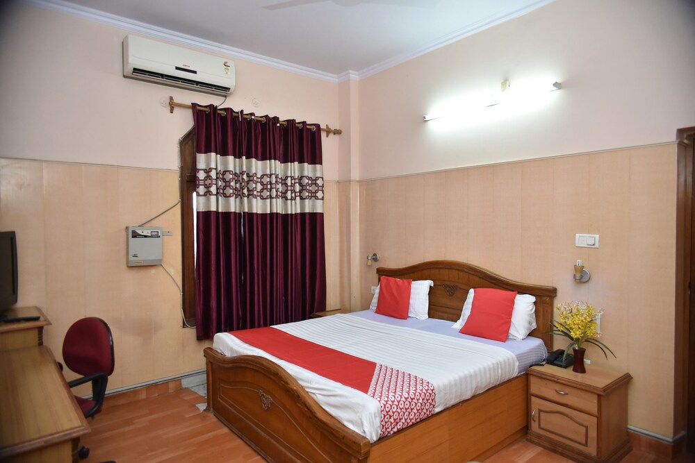 Oyo 24112 Mid City Hotel in Hisar, India