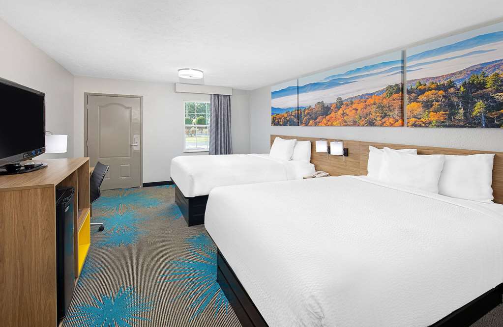 Days Inn by Wyndham Savannah - photo 28