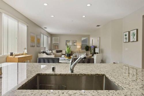 Stunning River Islands Home Near Lake & Boat House — 4-Star Luxury Hotel in Lathrop, United States