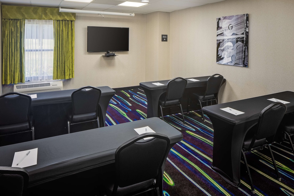Hampton Inn & Suites Nashville Airport - photo 40