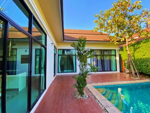 Private Poolvila 3BR Baan Anda — hotel in Nong Prue