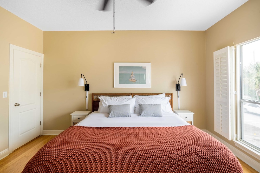Hourglass by Avantstay Chic Beach Getaway w Pool & Two Large Balconies - photo 28