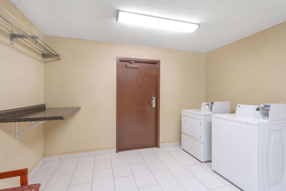 Days Inn by Wyndham Blairsville - photo 5