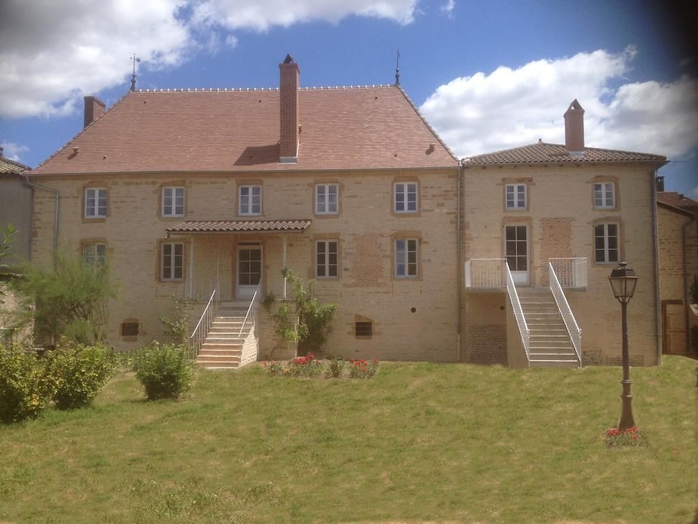 Le Logis d'Azé - carbon neutral hotel in Aze