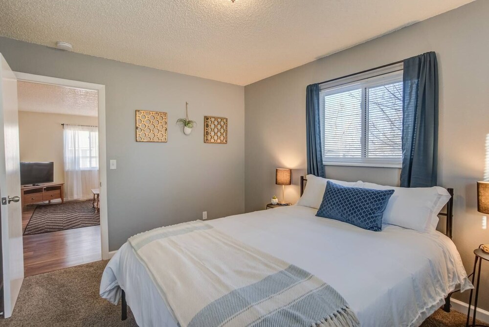 2BR Aptmt Parks Private Deck Mountain Views - photo 4