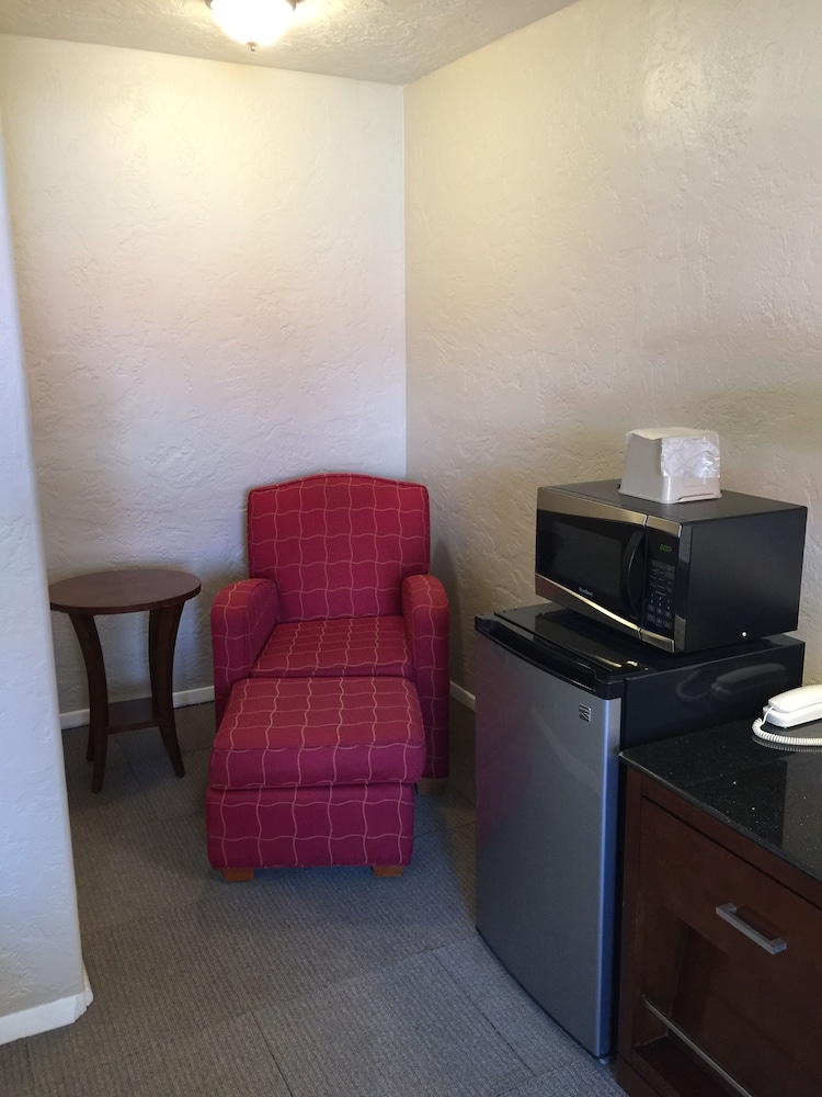 Circle R Motel - photo 20