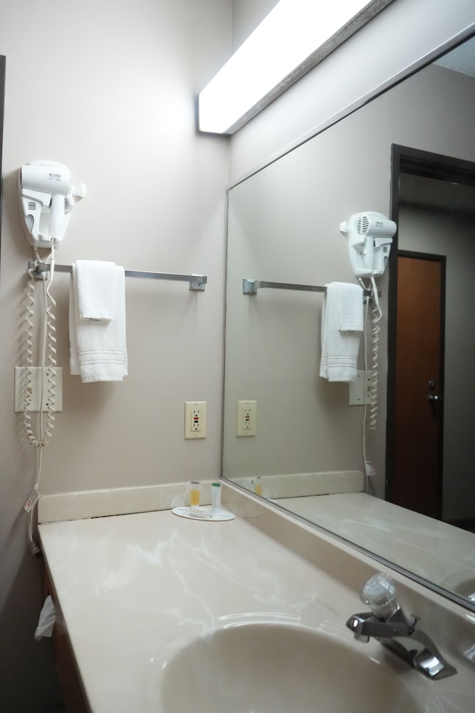 Watseka 24 Inn & Suites - photo 32