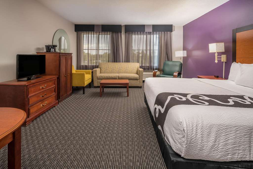 La Quinta Inn & Suites by Wyndham Naples East - photo 13