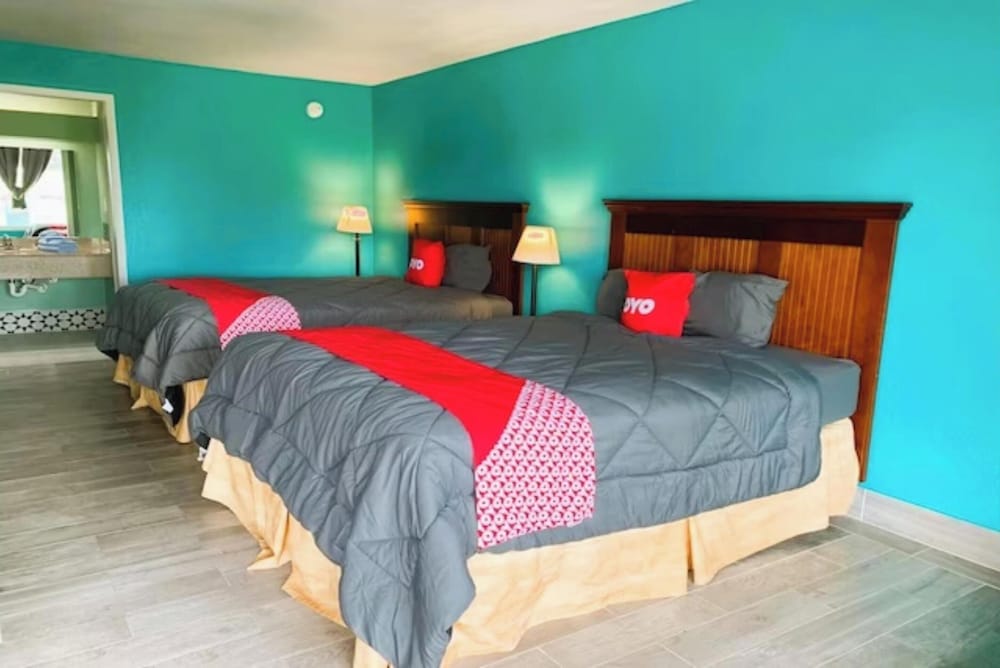 OYO Hotel Dundee By Crystal Lake - photo 20