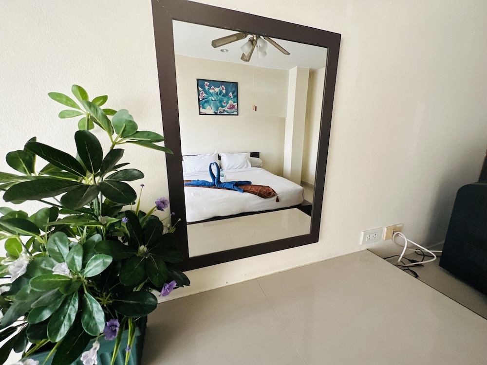 Navanakorn Aomsin Hotel Near Big C Super — Khlong Luang