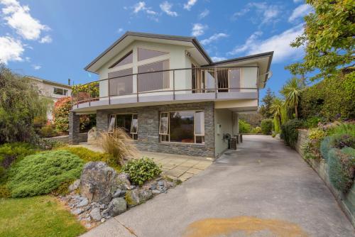 Retro Ski Lodge Wanaka Holiday Home — 4-Star Luxury Hotel in Wanaka, New Zealand