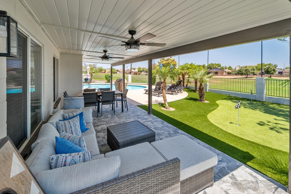 Peoria Oasis On Golf Course Pool Putting Green — Peoria