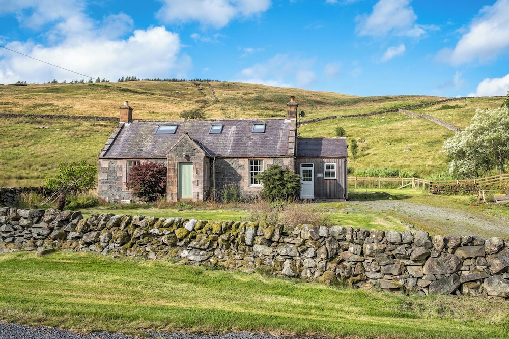 Prince's Cottage — 4-Star Luxury Hotel in Thornhill, United Kingdom