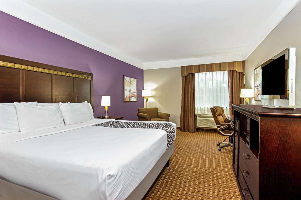 La Quinta Inn & Suites by Wyndham Cleburne - photo 11