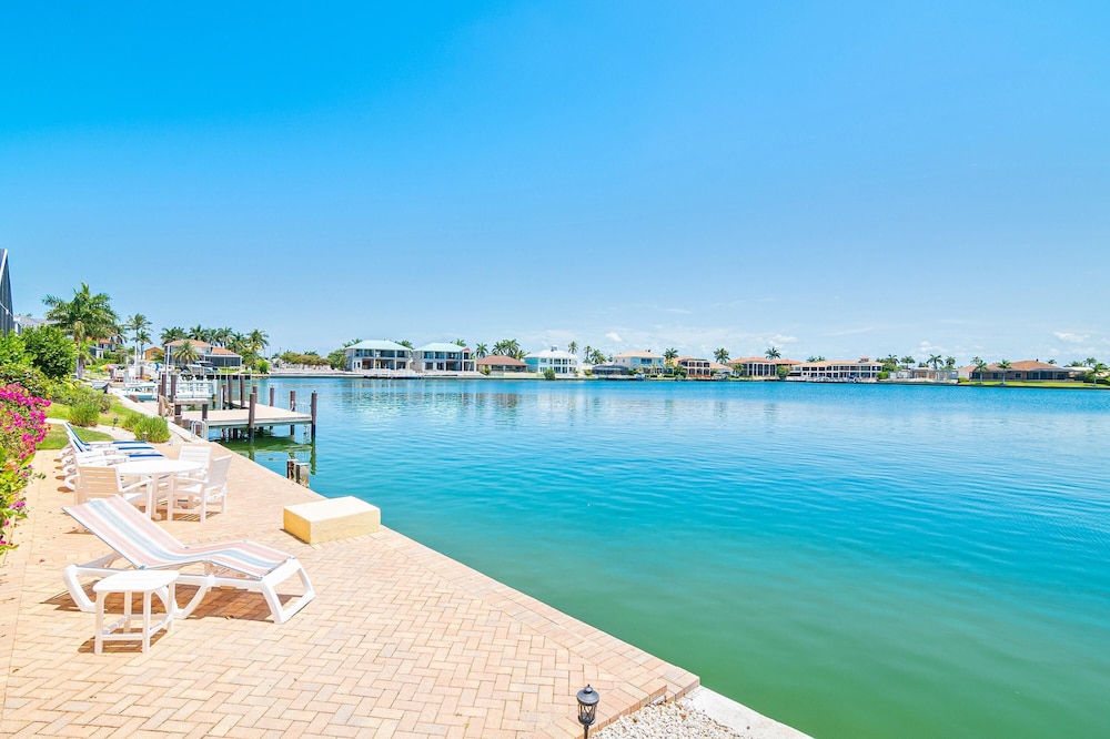 Waterfront home with pool spa and 2nd floor balcony — 4-Star Luxury Hotel in Marco Island, United States