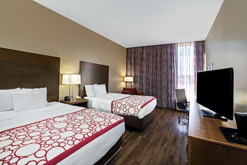 La Quinta Inn & Suites by Wyndham Tuscaloosa University - photo 10