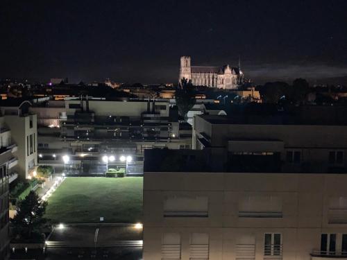 Le Septieme Vue Cathedrale Saint Remi in Reims, France