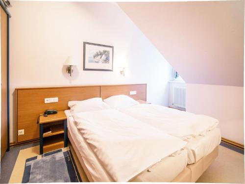 Dünenpark Binz Komfort Ferienwohnung mit 1 Schlafzimmer und Balkon im Dachgeschoss 161 — 4-Star Luxury Hotel in Ostseebad Binz, Germany