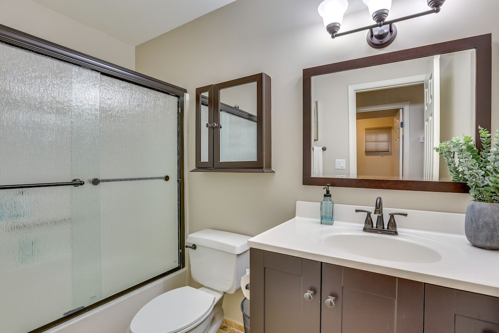 Pool Hot Tub and Golf Course View Glendale Oasis — 4-Star Luxury Hotel in Glendale, United States