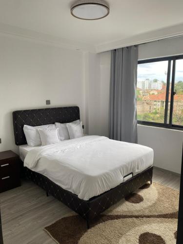 Chic 1BR w Pool Gym City Views