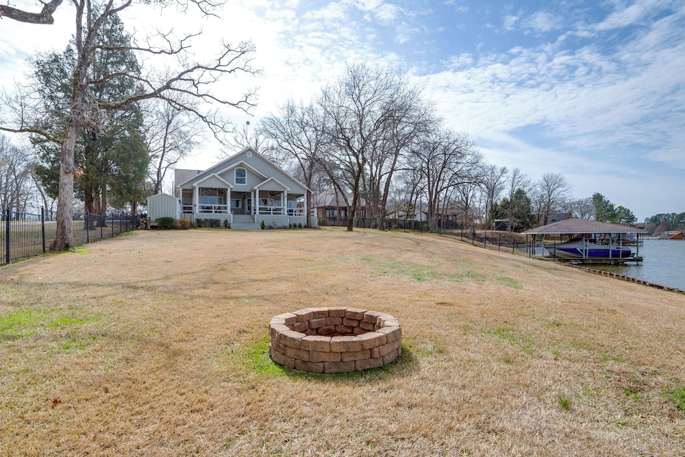 Dock & Lake Access: Gem on Cedar Creek Reservoir — hotel in Mabank