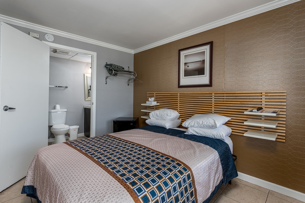 Boardwalk Hotel Charlee & Beach House Rentals - photo 18