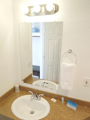 Col Pacific Motel - photo 12