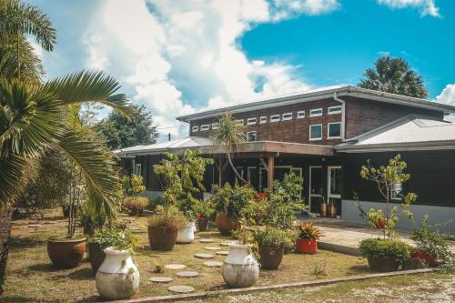 Le Baobab Rouge Maison d'hôtes réservée aux femmes — 4-Star Luxury Hotel in Le Lamentin, Martinique