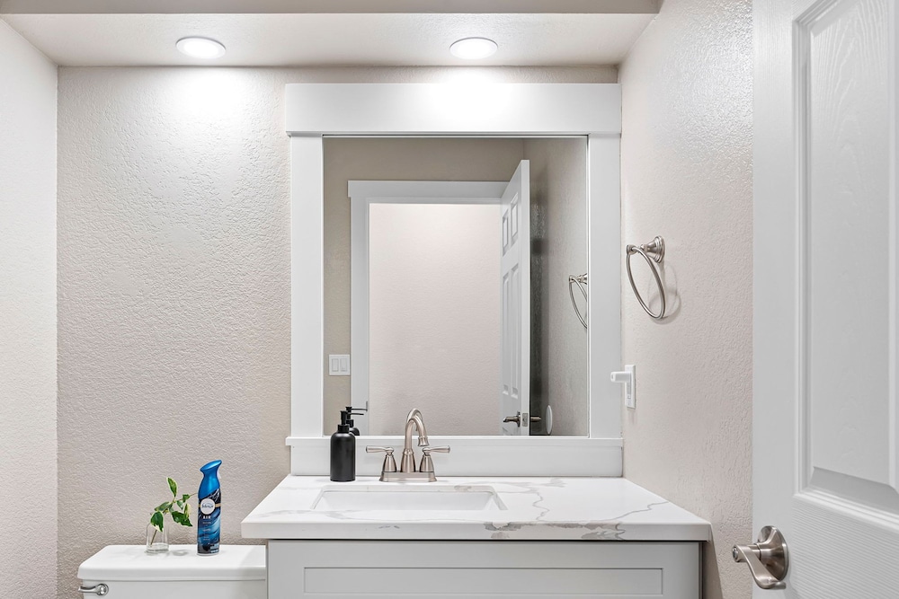 Elegant 4BD Reno Abode Close to Shops and Casinos - photo 38