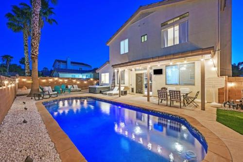 Stunning 4BR Getaway w Pool Hot Tub & Firepit in Las Vegas, United States
