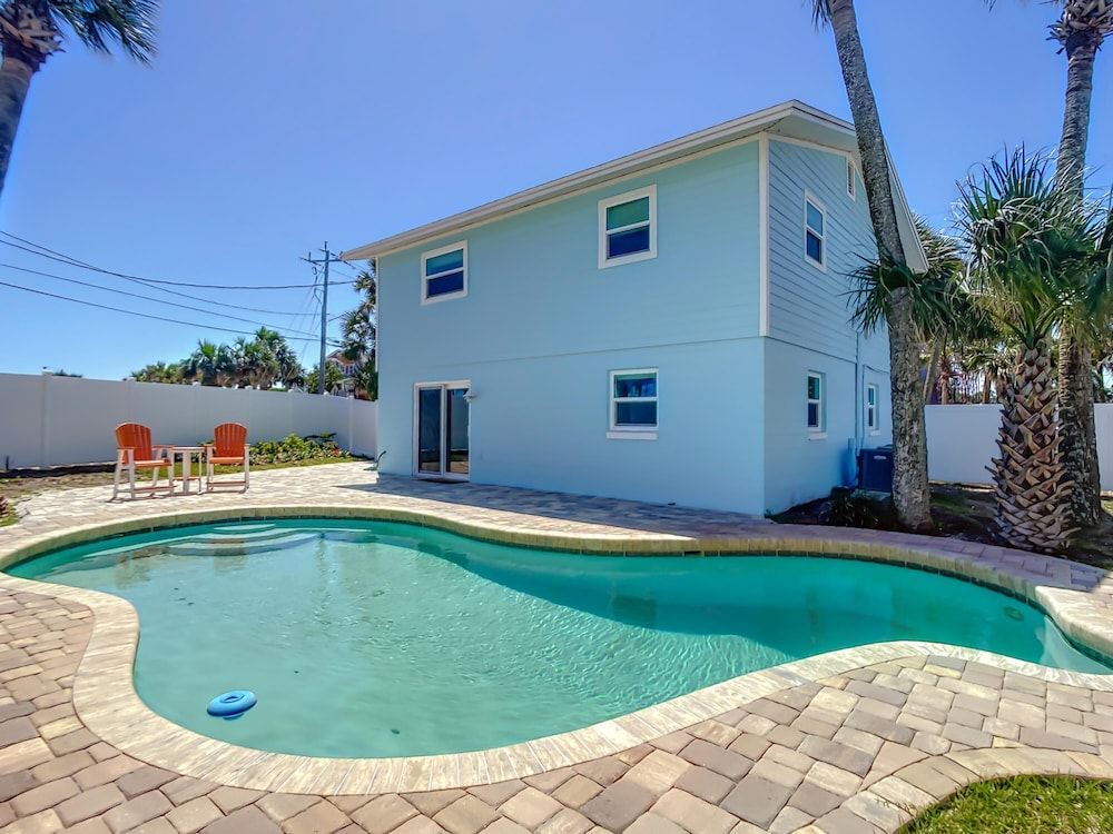 Bikini Bottom Duplex with Pool 2 Minutes from Beach Flagler Avenue — 4-Star Luxury Hotel in New Smyrna Beach, United States