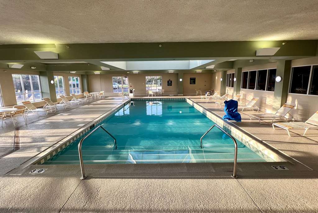 La Quinta Inn & Suites by Wyndham Bannockburn Deerfield - photo 11