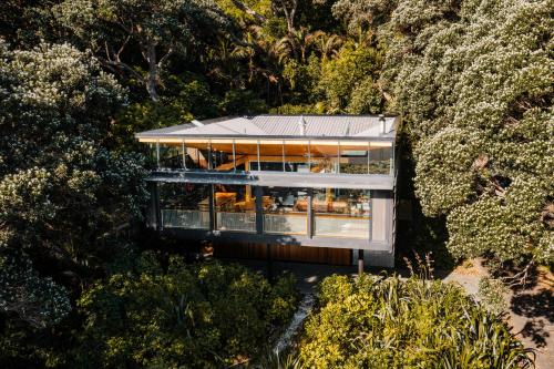 Kawakawa House Piha Holiday Home — 4-Star Luxury Hotel in Auckland, New Zealand