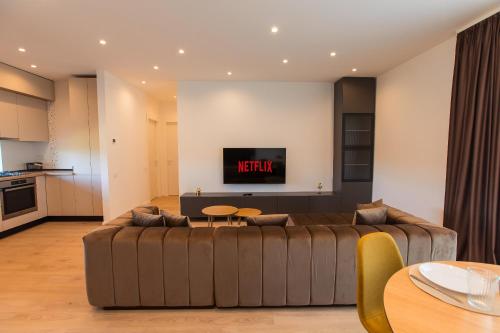 Roots Three Modern Lakeview Apartment — 4-Star Luxury Hotel in Bucharest, Romania