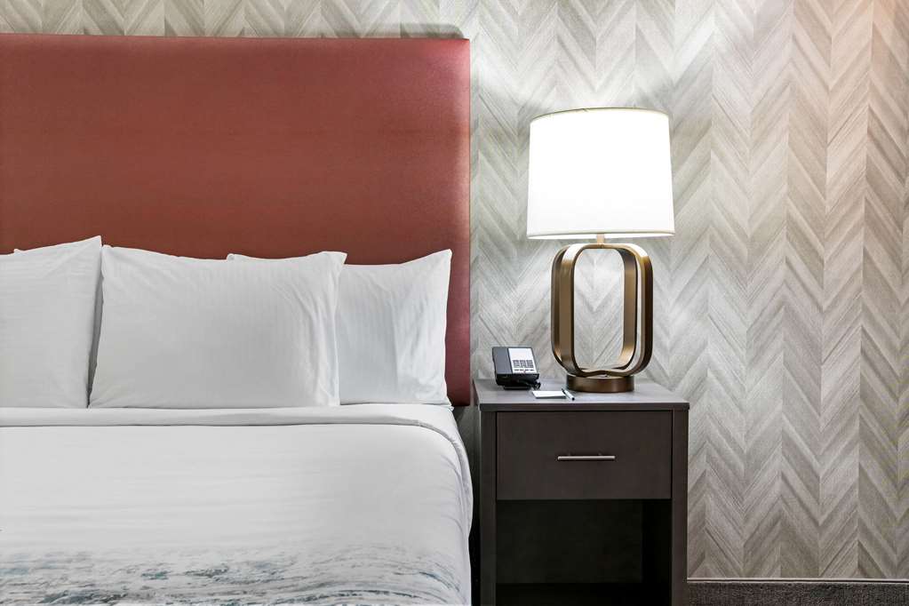 La Quinta Inn & Suites by Wyndham DFW West Glade Parks - photo 26