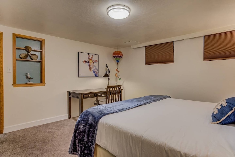 5BR Mnt Viewsdowntown Luxuryfirepit & RV Parking - photo 13