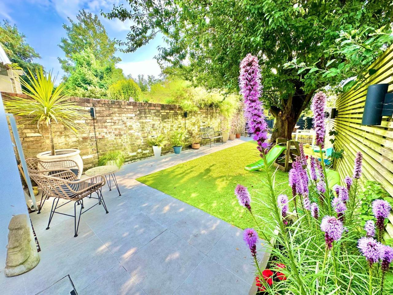 Family Three Bedroom Home Outbuilding Games Room Walk to Town and Beach Free Parking — 4-Star Luxury Hotel in Bournemouth, United Kingdom