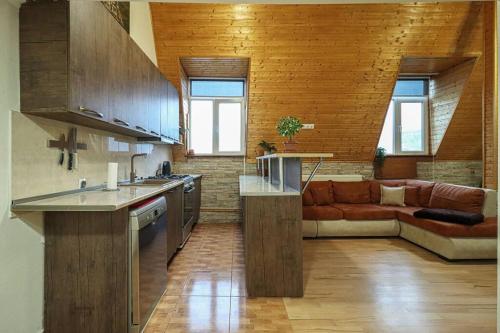 Cosy Central 2 BR Apartment By Wehost