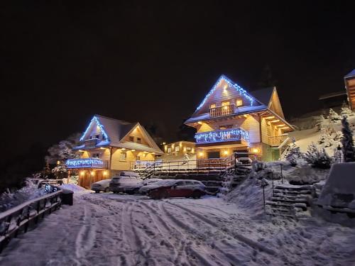 Komfortowe domy Osada Jaworki śniadania sauna grill basen — hotel in Szczawnica