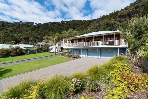 The Beach House Paihia Holiday Home — 4-Star Luxury Hotel in Paihia, New Zealand