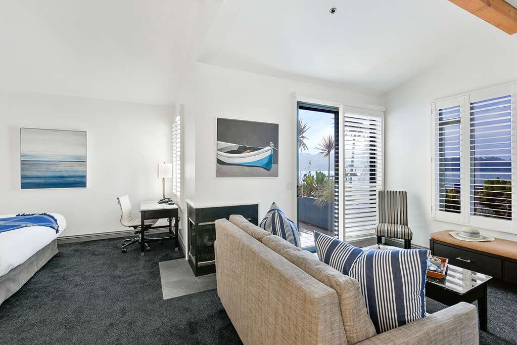 Waters Edge Hotel - photo 24