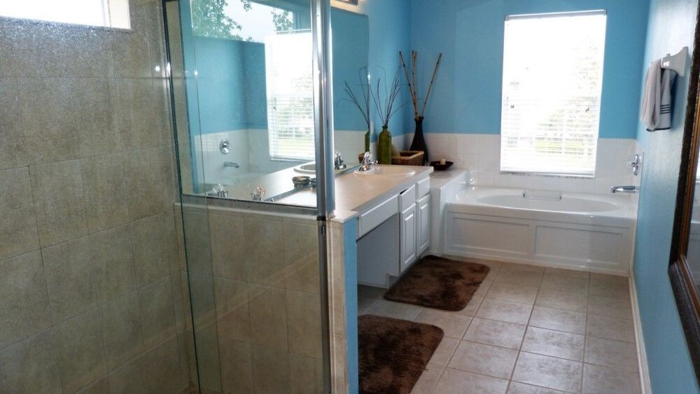 Stunning 6 Bedroom 4 Bath Pool Home in the Windsor Hills Resort - photo 26