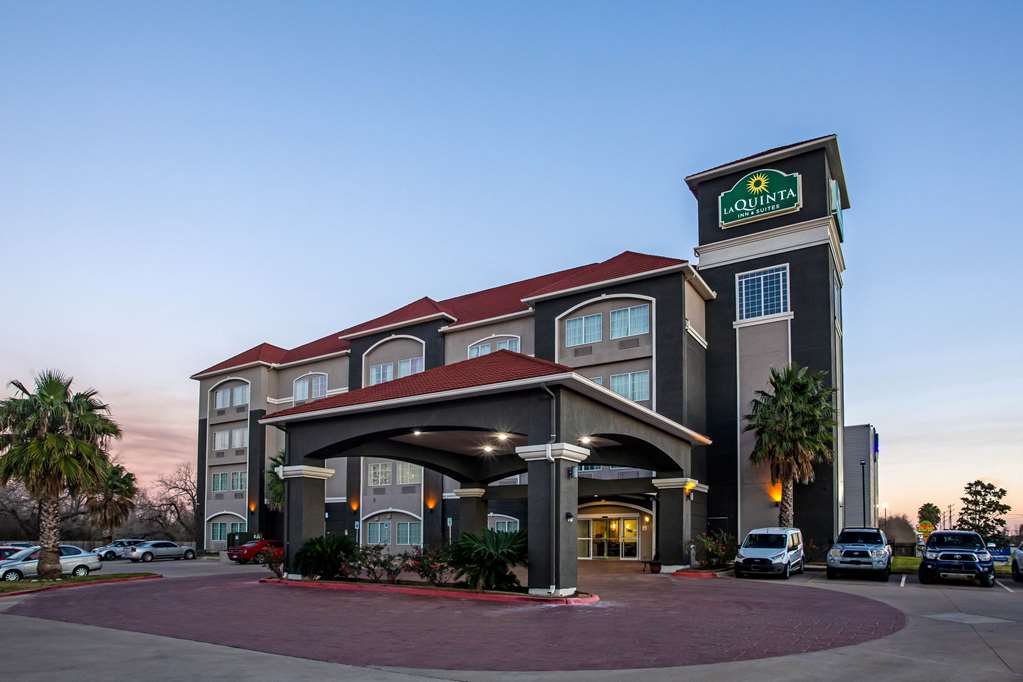 La Quinta Inn & Suites by Wyndham Columbus TX - photo 4