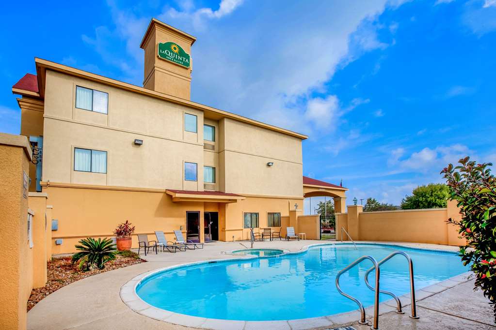 La Quinta Inn & Suites by Wyndham Pasadena - photo 10