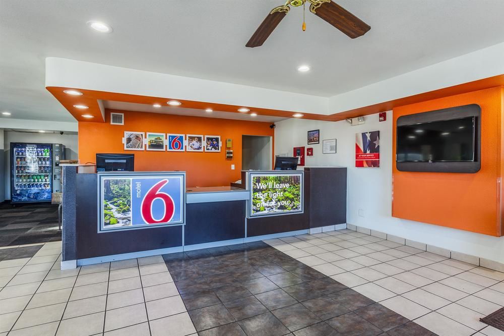 Motel 6 - photo 22