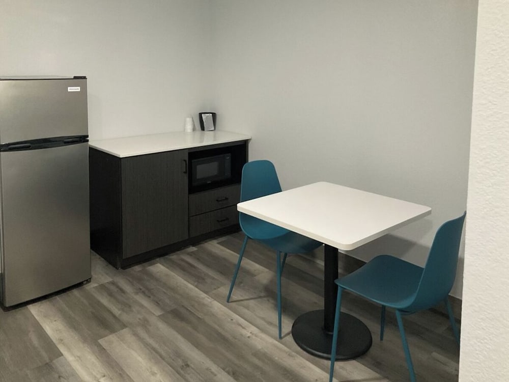 Studio 6 Suites Brenham TX - photo 9