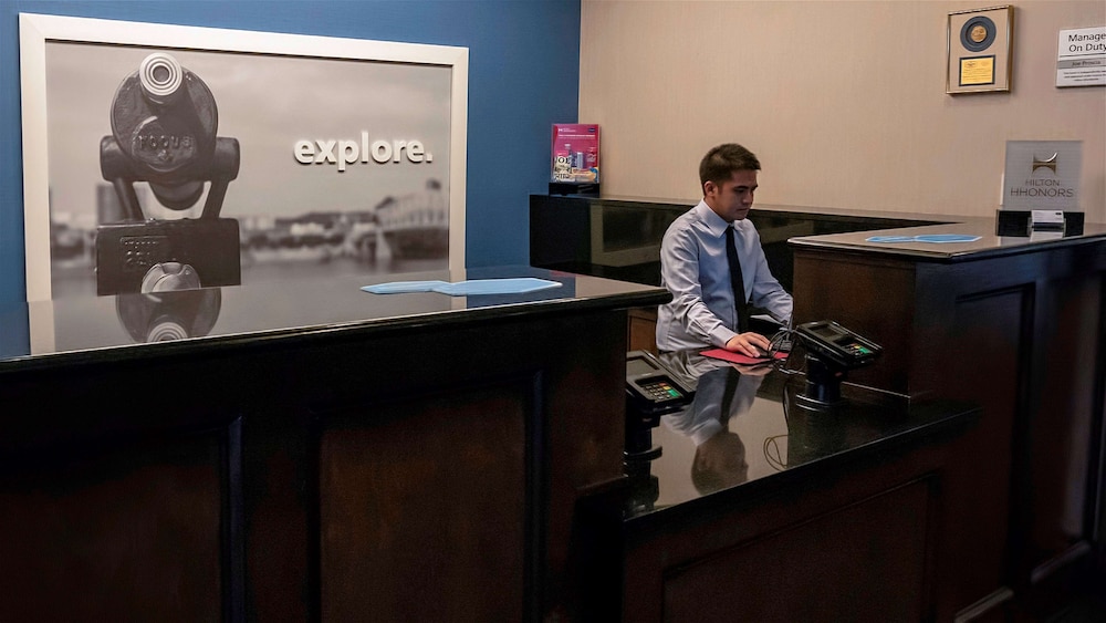 Hampton Inn Carlstadt At The Meadowlands - photo 2