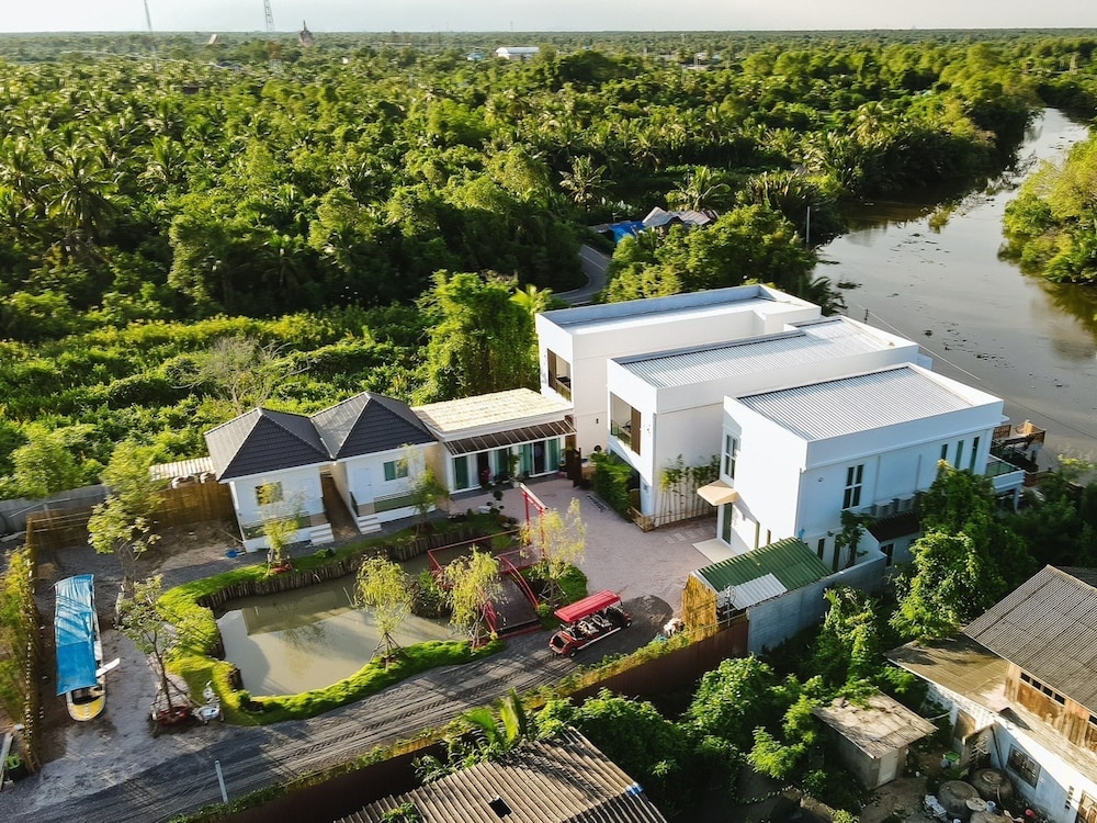 Yunoya Riverside Villa — 5-Star Luxury Hotel in Samut Songkhram, Thailand